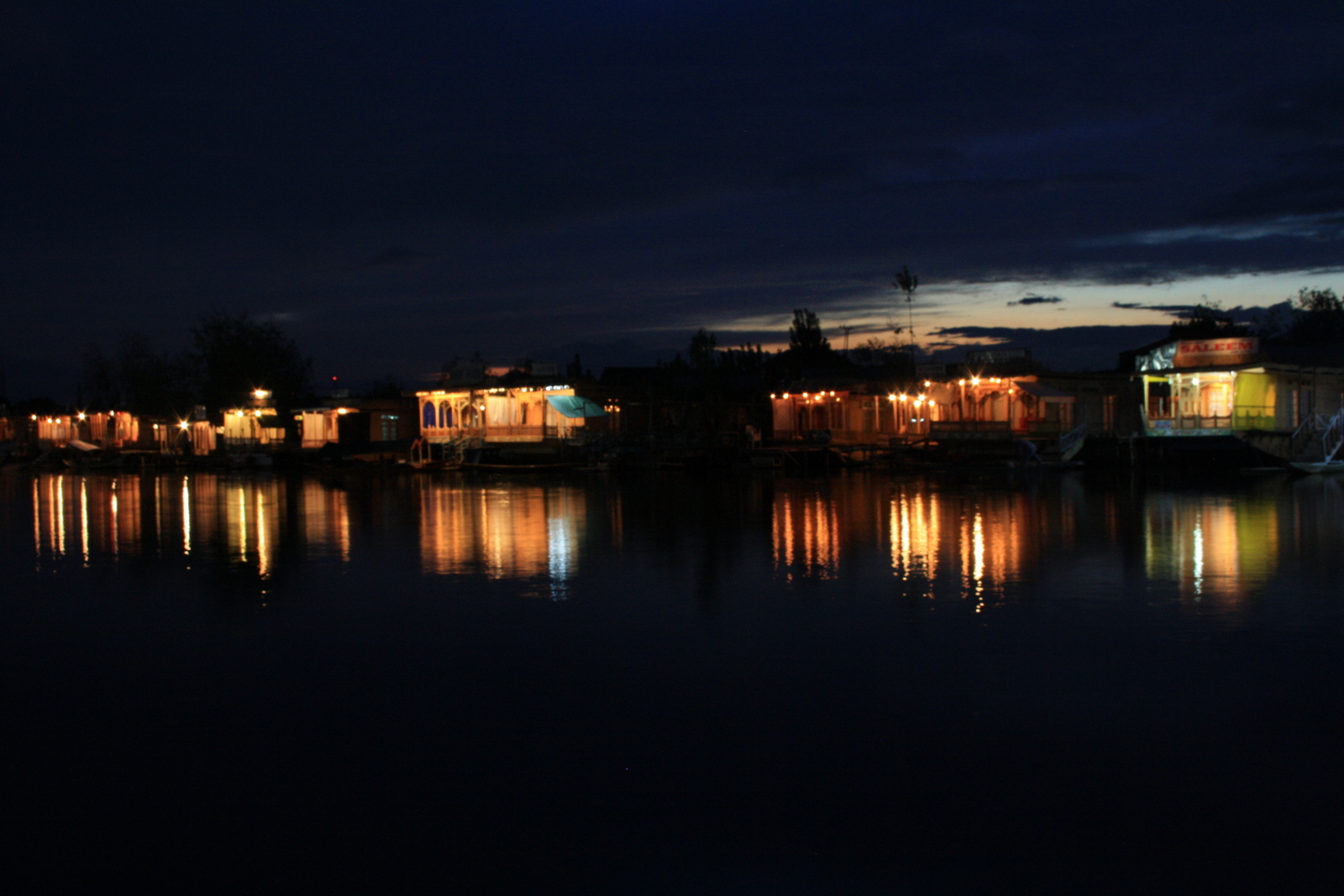Dal-Lake-at-Night.jpg