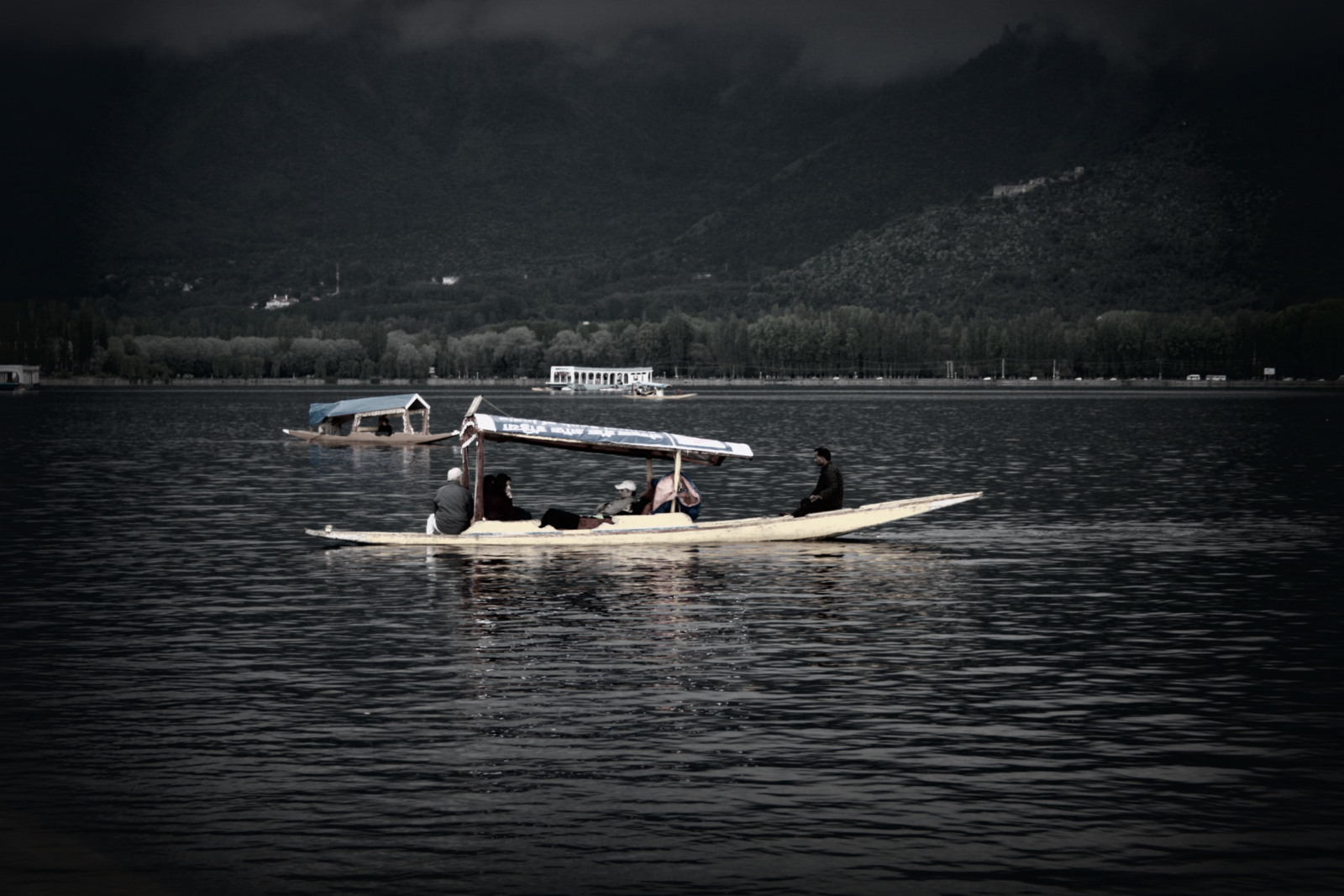 Luxury-Shikara.jpg